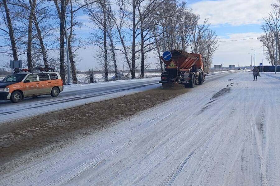 На дороги Амурской области дорожники вышли еще ночью фото