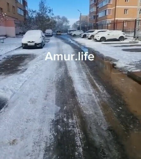 В Благовещенске вода изпод земли топит проезд возле многоэтажки видео