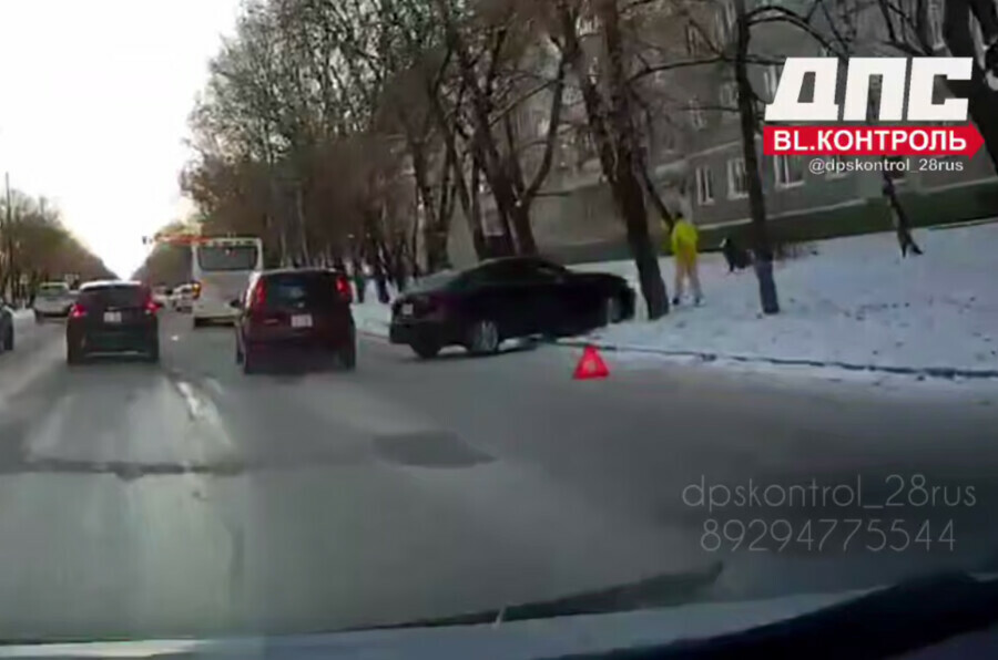 В Благовещенске автомобиль зацепился за столб и потерял управление