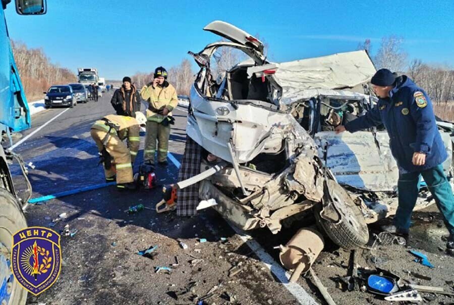 Не два а четыре автомобиля столкнулись в утром в Амурской области Четыре человека погибли фото видео