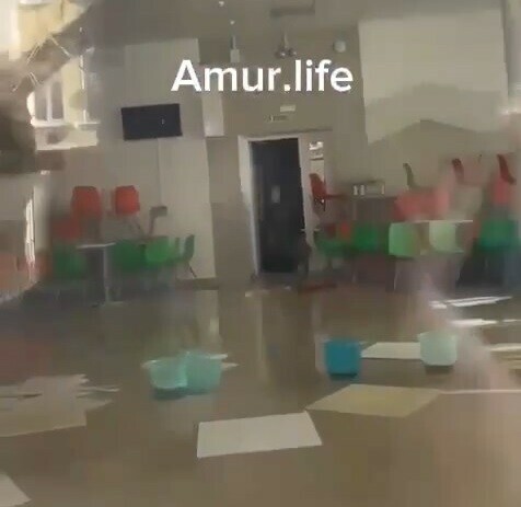 В благовещенской школе с потолка полилась вода школьники ушли на дистант видео