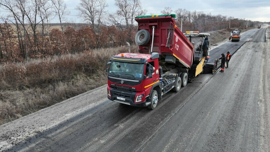 На амурской трассе на год раньше срока заканчивают укладку нижнего слоя асфальта