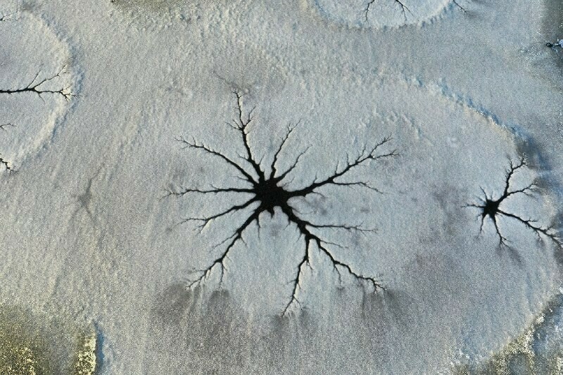 В Приамурье замерзающая вода в озере образовала причудливые узоры