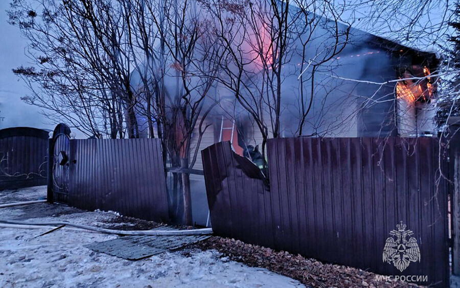 Целое подворье заполыхало в Свободном Есть пострадавшая видео