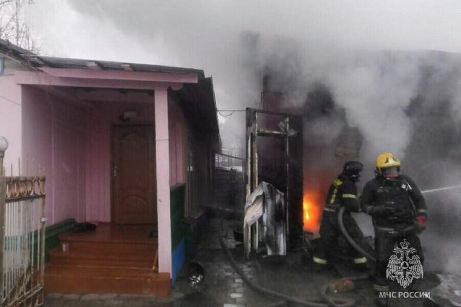 Гараж с легковым авто внутри вспыхнул в Приамурье фото видео 