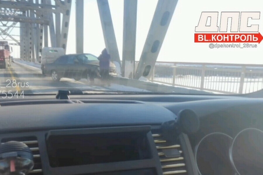 Toyota Mark II поскользнулся на старом мосту через Зею в Благовещенске 