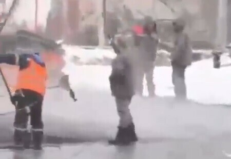 Технолоджия в Благовещенске новый асфальт укладывали в снегопад видео 