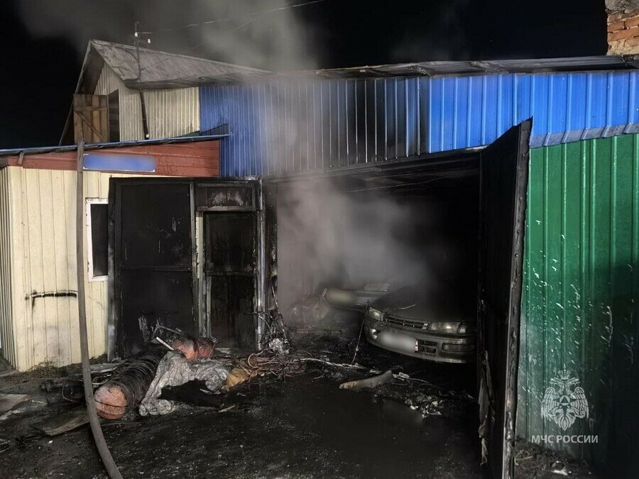 В Белогорске горел гараж с тремя автомобилями внутри