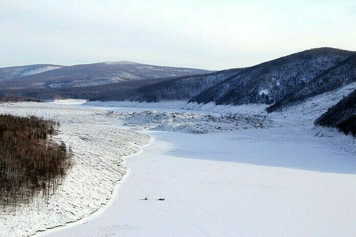 На Бурейском водохранилище из утонувшего автомобиля достали тело погибшего жителя Читы