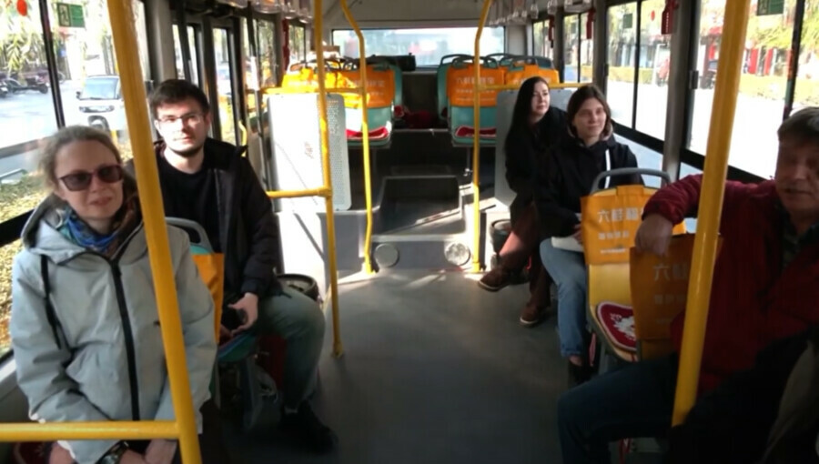 В китайском Дуннине проезд в автобусах сделали бесплатным для россиян