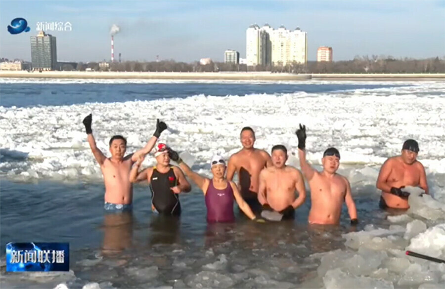 Мы все очень счастливы соседи Благовещенска китайские моржи открыли сезон на Амуре видео