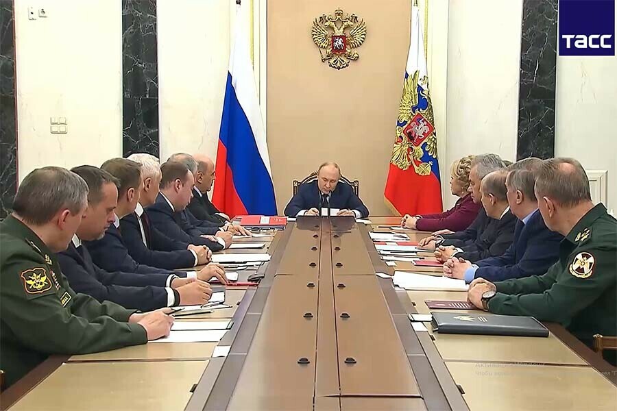 Путин поручил ведомствам подготовить предложения о возможности подготовки ядерных испытаний