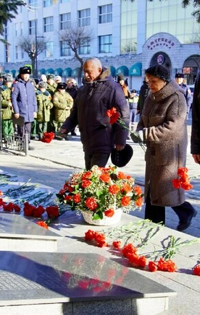 В Благовещенске на мемориал возле здания УМВД нанесли фамилии 17 полицейских погибших на СВО