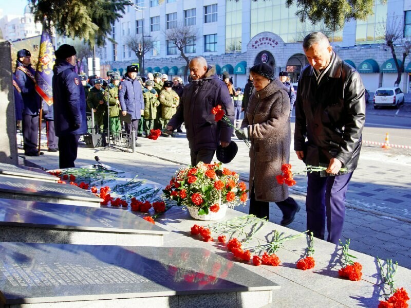 В Благовещенске на мемориал возле здания УМВД нанесли фамилии 17 полицейских погибших на СВО