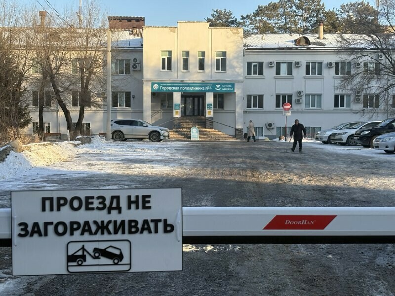 На въезде в поликлинику в центре Благовещенска установили шлагбаум