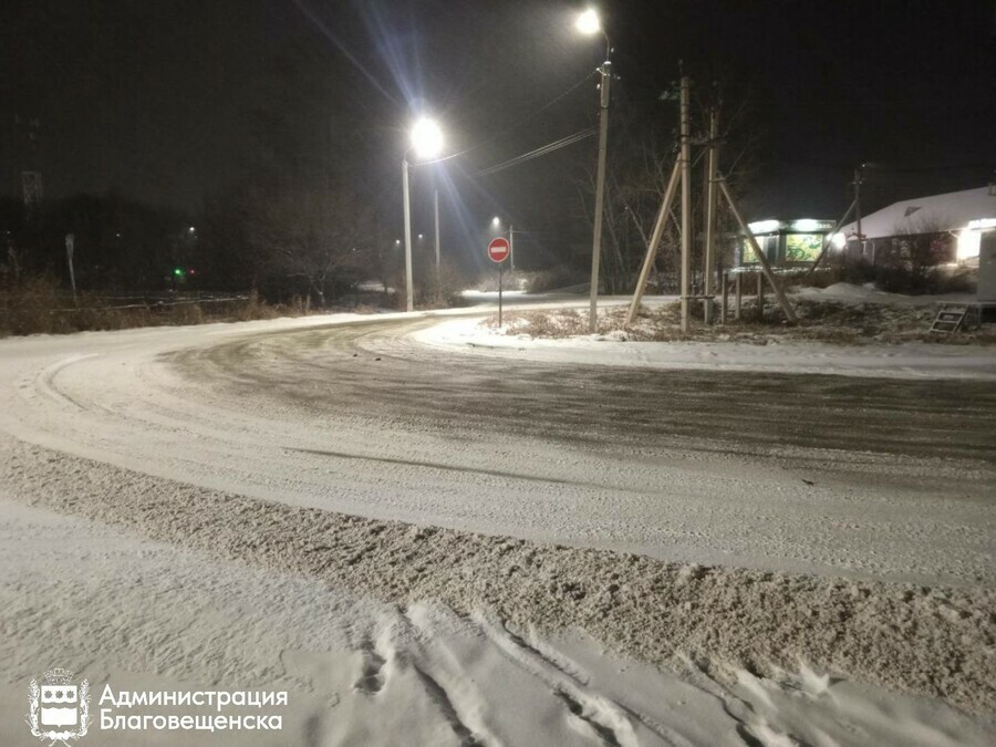 Около 250 тонн реагента высыпали за ночь для борьбы с гололедом в Благовещенске