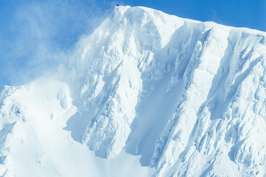 Невероятная ситуация погребенный снежной лавиной на Камчатке мужчина выжил