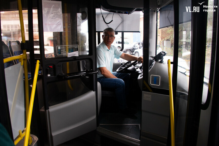 Водителям городских автобусов Владивостока подняли минимальную зарплату до 120 000 рублей в месяц
