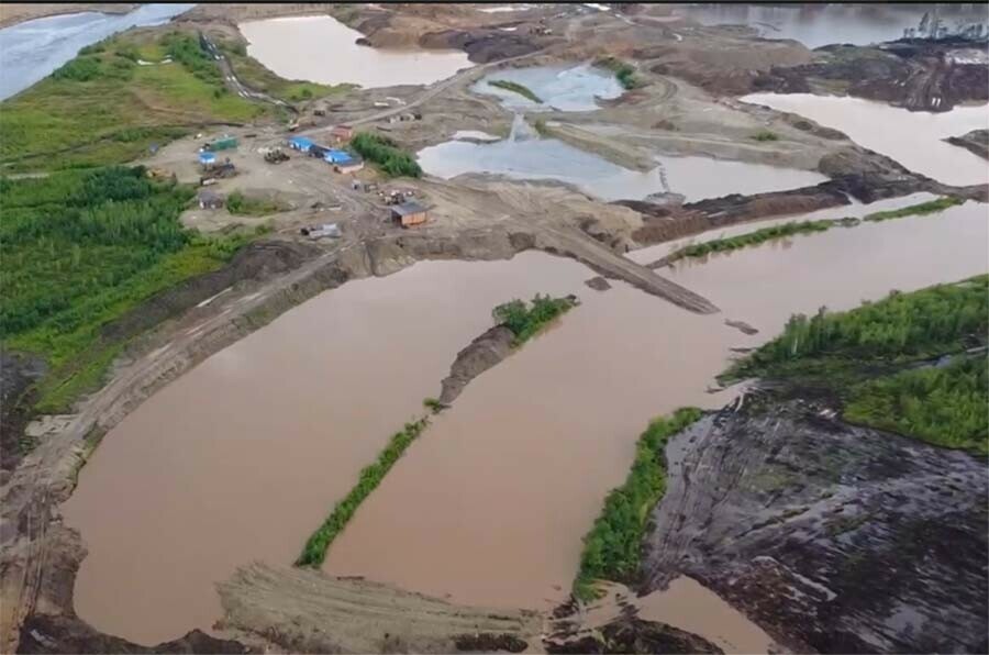 В Амурской области золотодобытчики работали так что сточные воды шли в Быссу видео