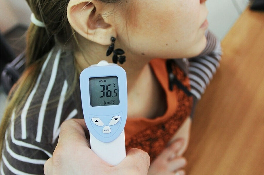 В школах Белогорска обрабатывают классы и меряют температуру у детей