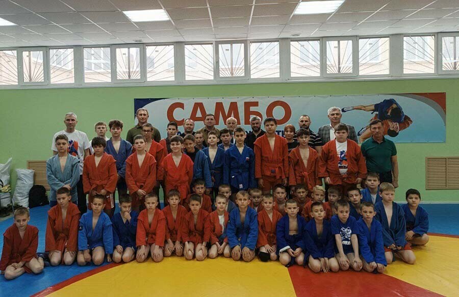 Семь спортсменов и два тренера в Амурскую область едут гости из подшефного округа ДНР фото