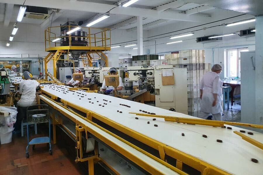 Амурчане обсуждают якобы остановку производства конфет на фабрике Зея в Благовещенске
