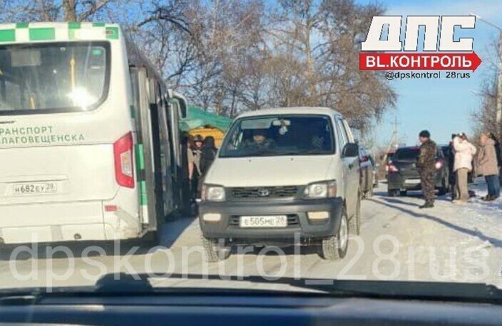 Жестко столкнулись пассажирский автобус и грузовик в Благовещенске На месте работают бригады врачей фото