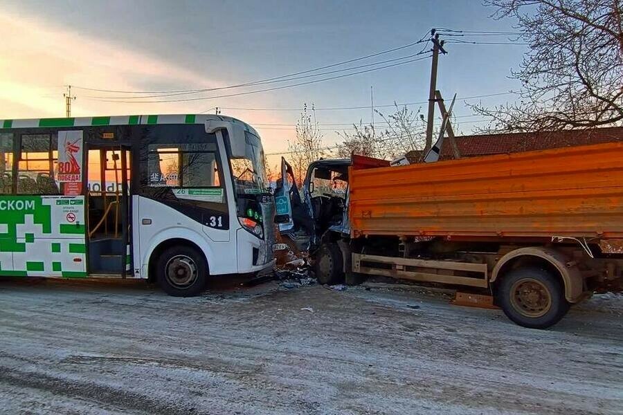 Стали известны подробности жесткого ДТП в Благовещенске с участием пассажирского автобуса видео