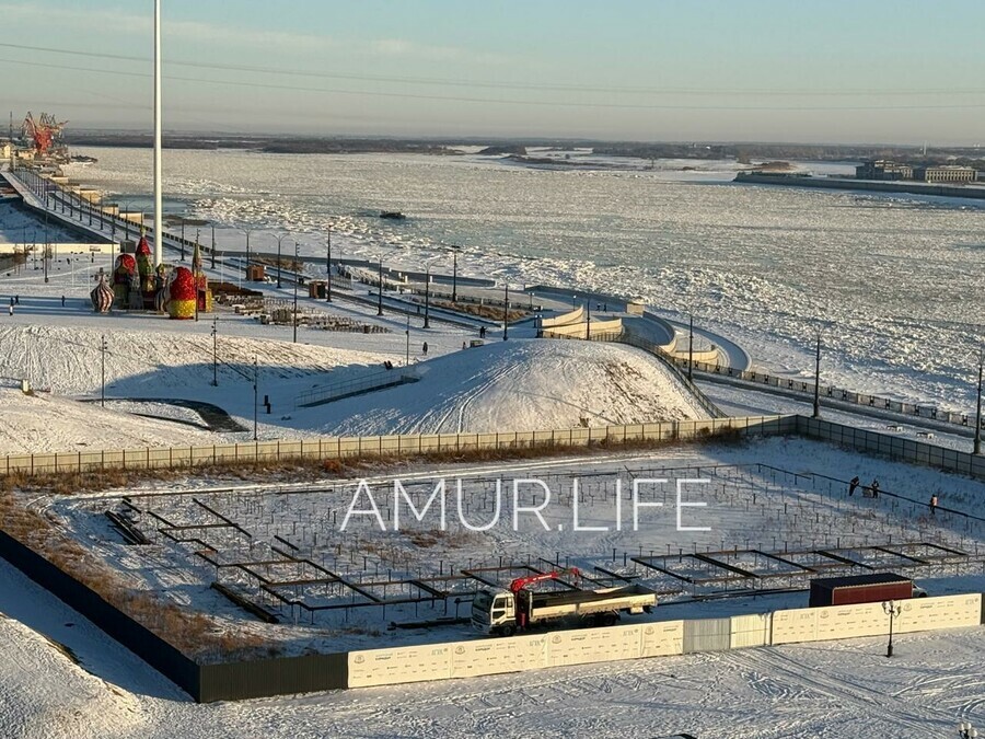На берегу Амура в центре Благовещенска началось обустройство круглогодичной ярмарки