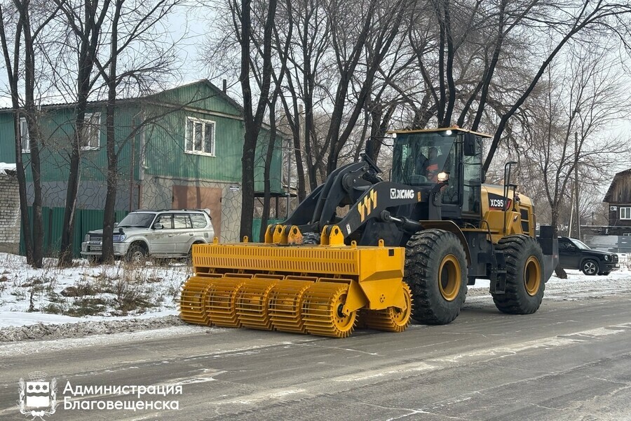 Власти Благовещенска сообщили что половина дорог уже убрана от наледи Куда еще отправят спецтехнику 