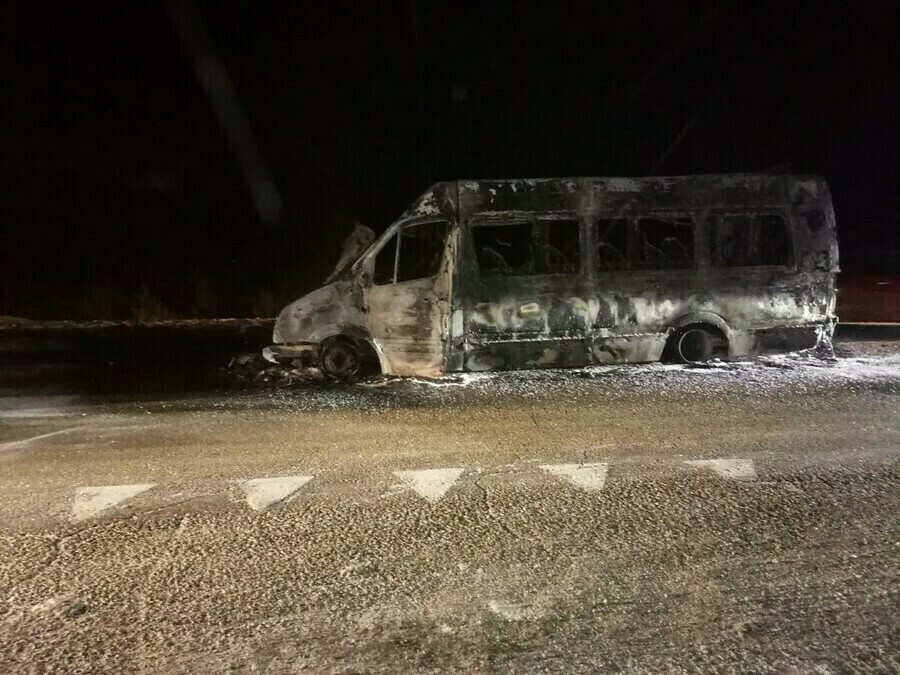 Сотрудники МЧС в Приамурье тушили автобус загоревшийся после столкновения с грузовиком