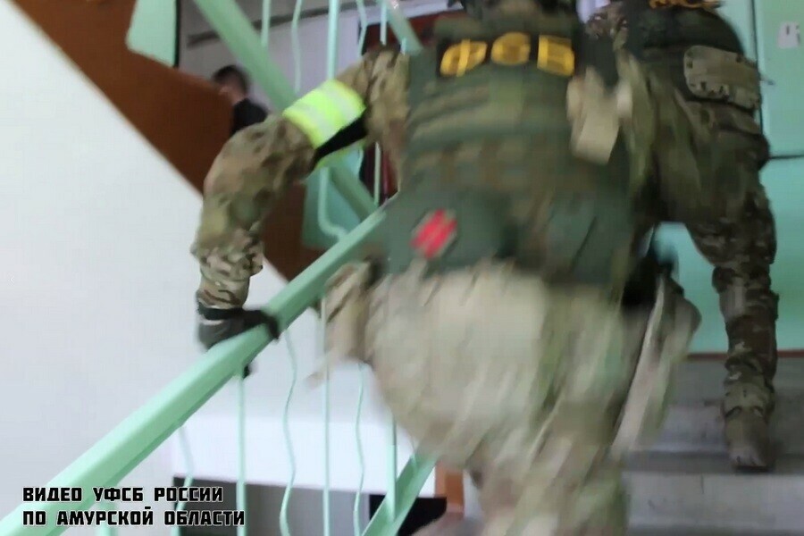 Появилось видео задержания положенца в многоквартирном доме Благовещенска видео фото