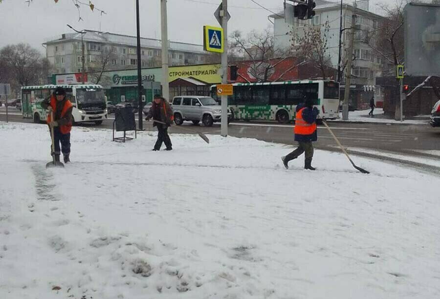 Наверное не так быстро как хотелось бы мэр Благовещенска ответил на критику по уборке города от снега и рассказал сколько людей и техники выходят на улицы