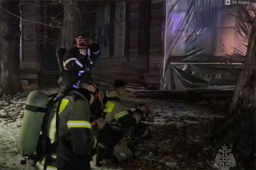 Частично заселенный жилой дом загорелся в центре Благовещенска видео