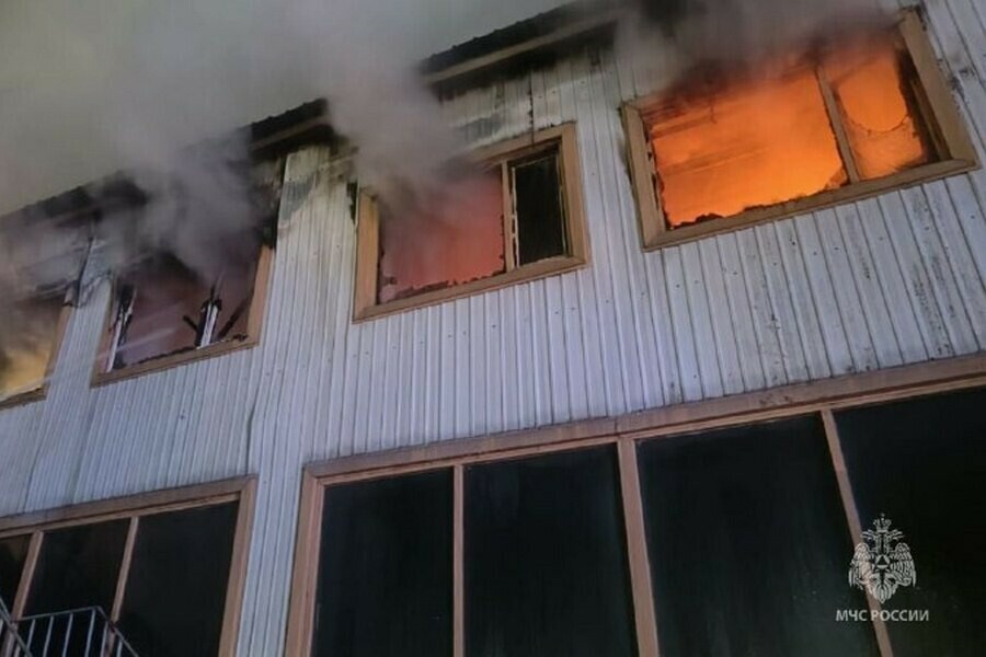 Ночью в Благовещенске вспыхнуло здание на площади более 500 квадратных метров фото видео 