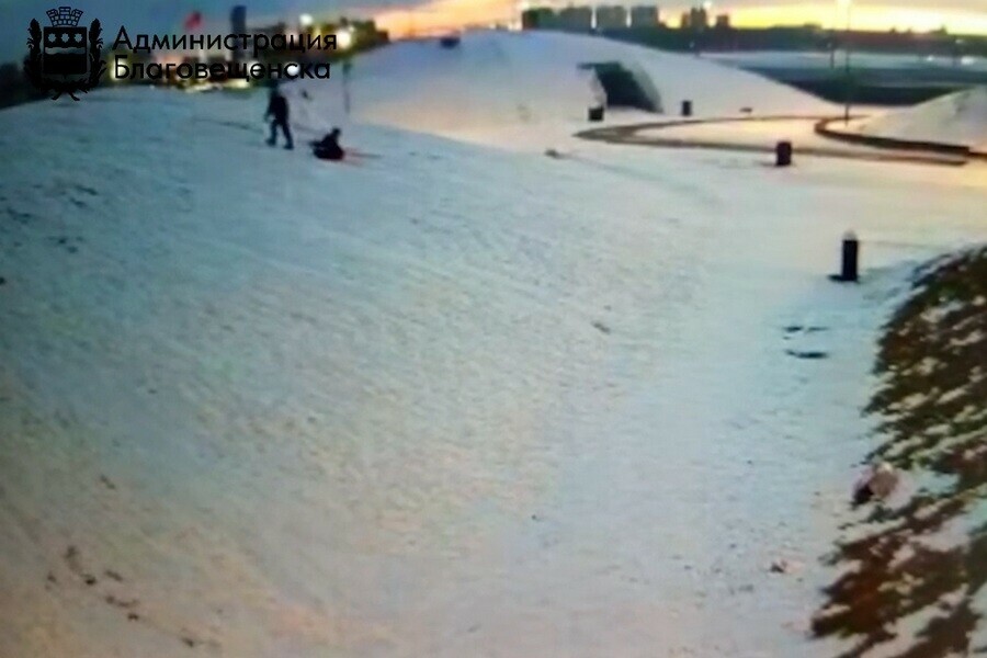 Прошел первый рейд по поиску катающихся с холмов на набережной в Благовещенске Кого поймали видео 