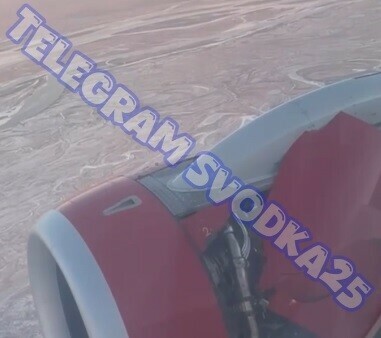 Соцсети у самолета Владивосток  Благовещенск во время полета оторвало обшивку видео 