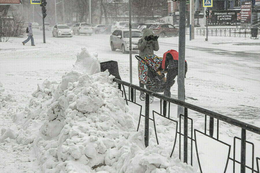 Амурчан призывают к осторожности изза снегопада