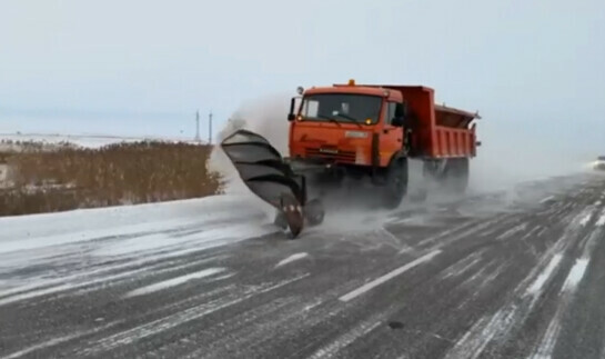 В Амурской области чистят дороги Сколько техники вышло