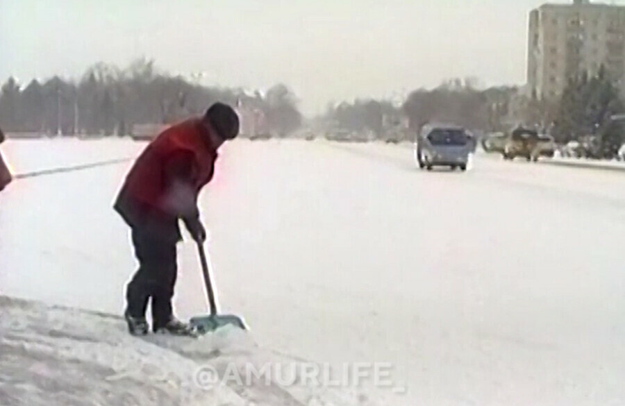 Коммунальной техники у нас нет путёвой Как в Благовещенске боролись с гололёдом в 2003 году