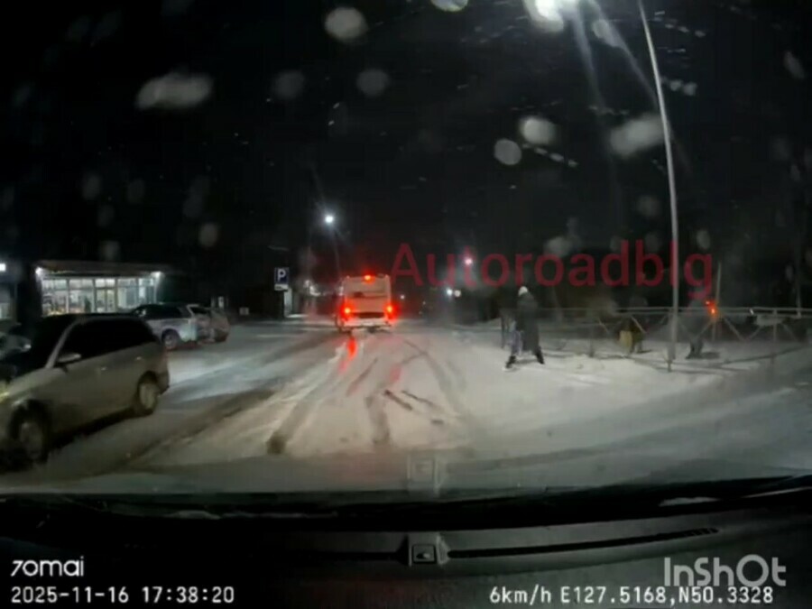 Появилось видео момента ДТП в Чигирях которое устроил поскользнувшийся рейсовый автобус