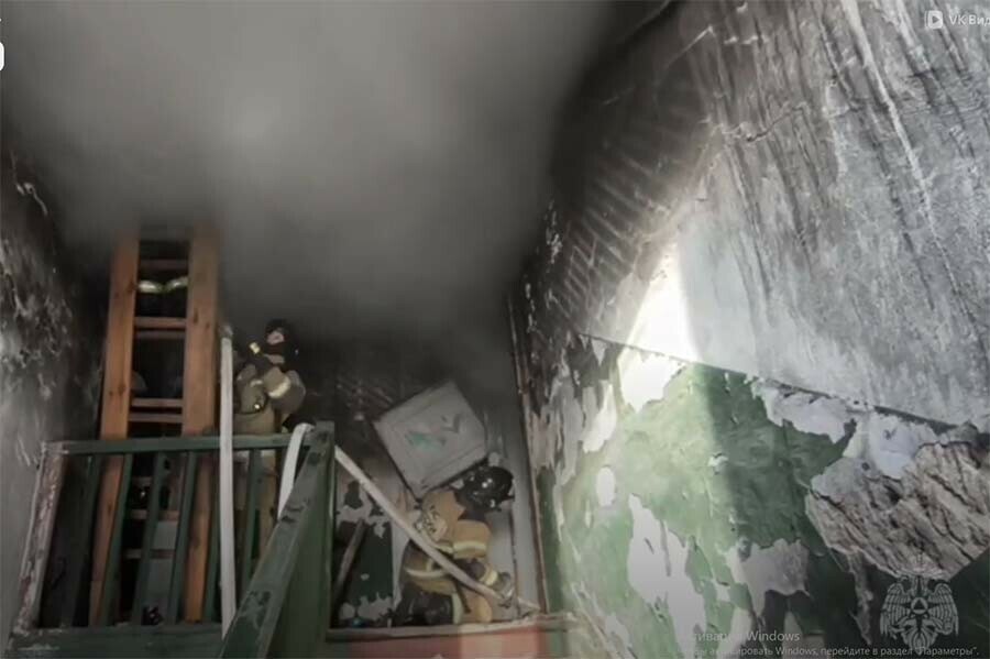 В Благовещенске полыхает частично заселенный дом видео