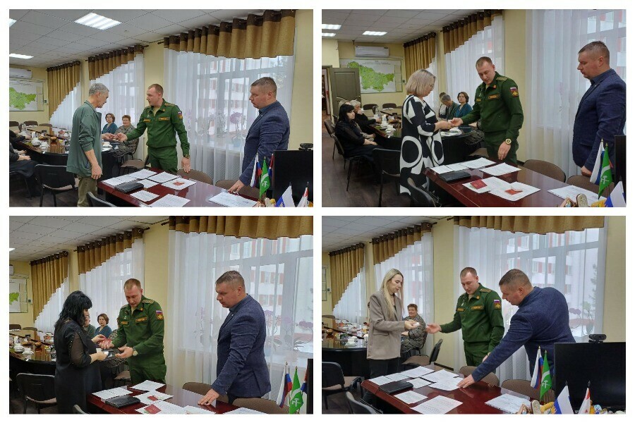 Близким амурчан погибших на СВО передали их медали и ордена