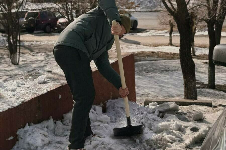 Глава Рособрнадзора попросил родителей не пугать детей работой дворника