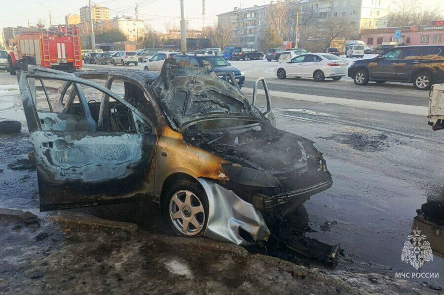 В микрорайоне Благовещенска сгорел автомобиль видео