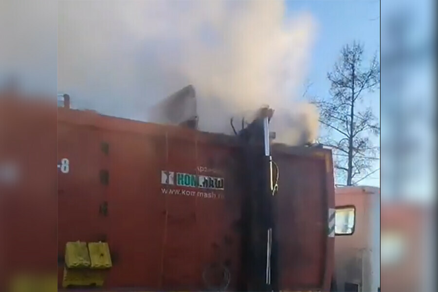 Горячий пепел в холодный сезон Или почему в Приамурье горят мусоровозы и контейнеры с отходами видео