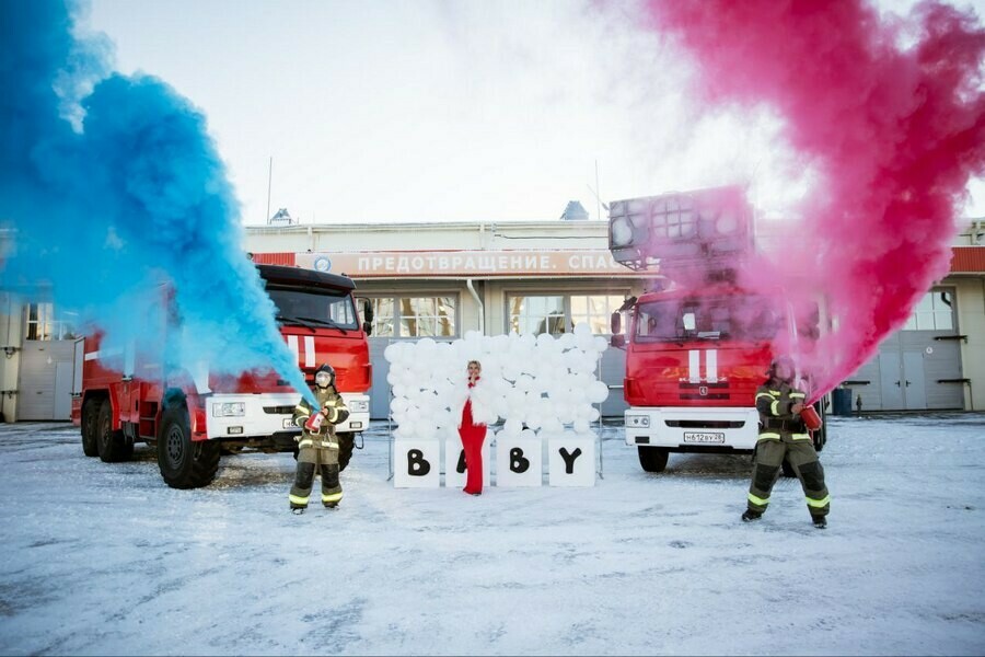 В Приамурье устроили необычное гендерпати семья сотрудника МЧС узнала пол будущего ребенка на службе фото 