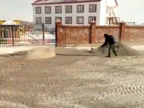 В Чигирях рядом с детским садом разлились фекалии видео