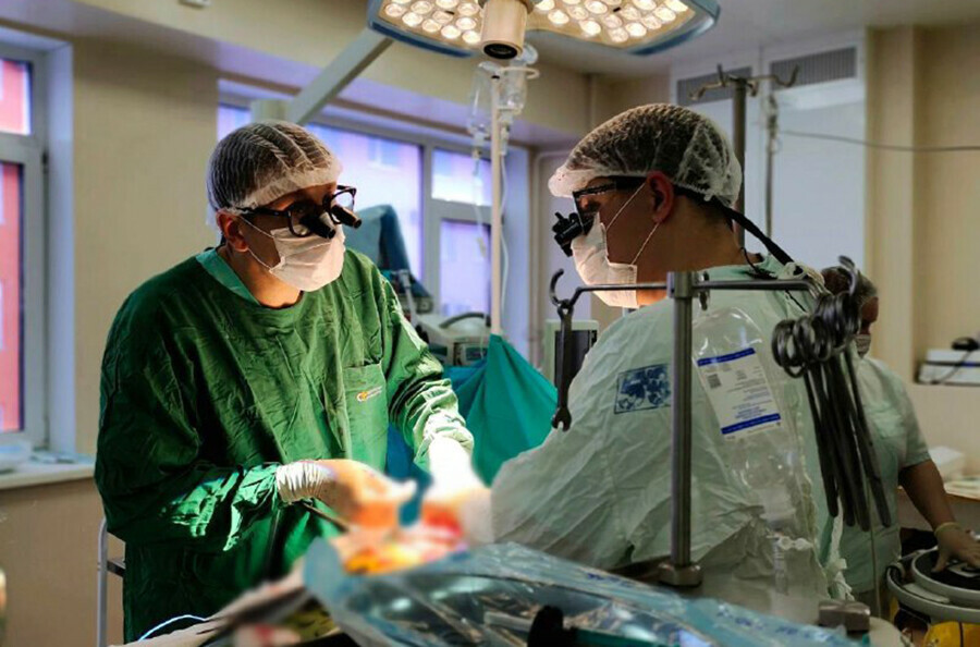 Врачи клиники имени Мешалкина помогли врачам АОКБ при проведении сложных операций пациентам с кардиопатологией