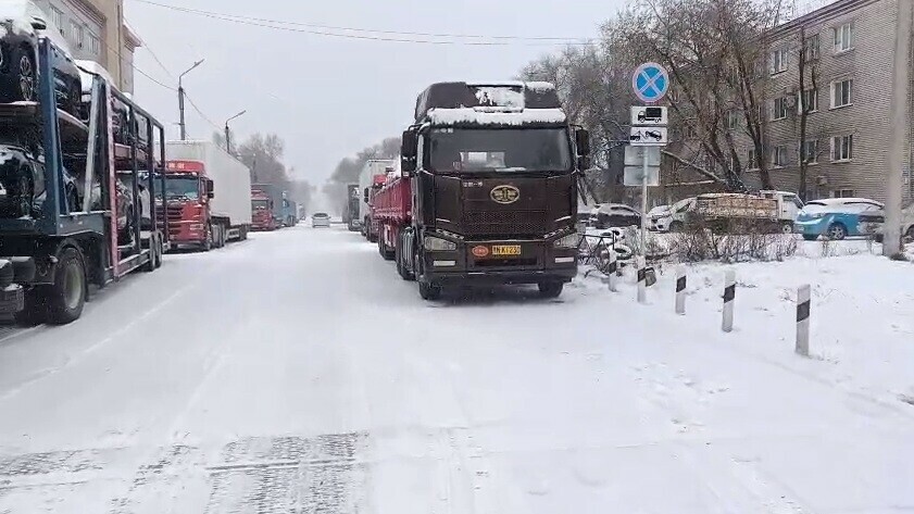 Район Благовещенска снова утонул в фурах видео